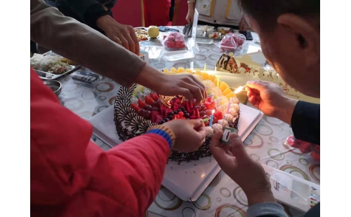 金秋十月，員工集體生日會(huì)送溫暖